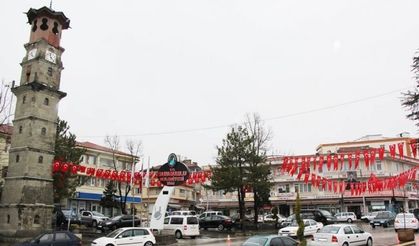 Sungurlu’da ev ve işyerleri bayraklarla donatıldı