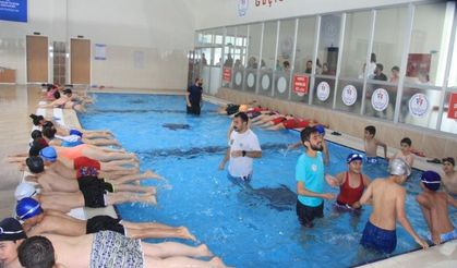 Hakkari’nin ilk yarı olimpik yüzme havuzu açıldı
