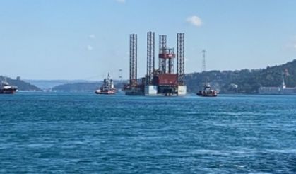 Panama bayraklı dev petrol plaftormu ’GPS Saturn", İstanbul Boğazı’ndan geçiyor.