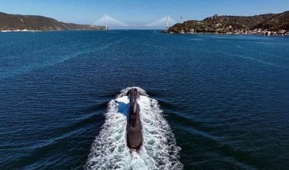 Türk denizaltısının Boğaz’dan geçişi dron ile görüntülendi