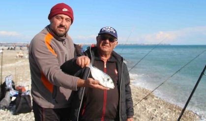 Antalya’da fırtına balık üretim çiftliğini vurdu, oltasını alan sahile koştu