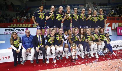 Sanmar Sponsorluğundaki Fenerbahçe Opet Kadın Voleybol Takımı Şampiyonluğu Kutluyor