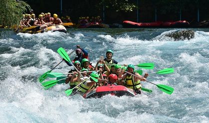 Adrenalin tutkunları Köprüçay'da rafting heyecanı yaşıyor