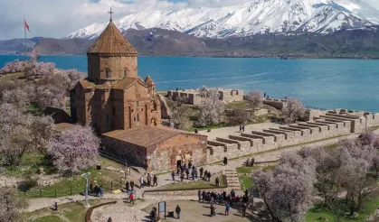 Tarihi Akdamar Kilisesi’ne gelen Ermeni Hıristiyanlar teknelerle adaya taşınmaya başlandı