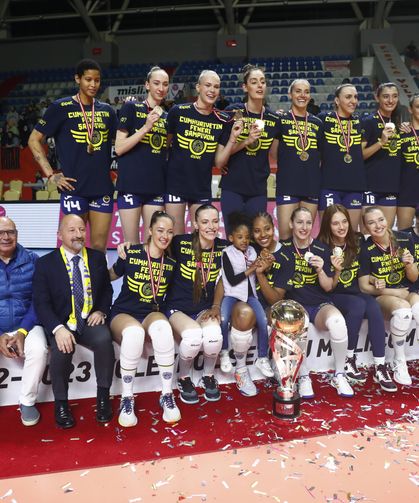 Sanmar Sponsorluğundaki Fenerbahçe Opet Kadın Voleybol Takımı Şampiyonluğu Kutluyor