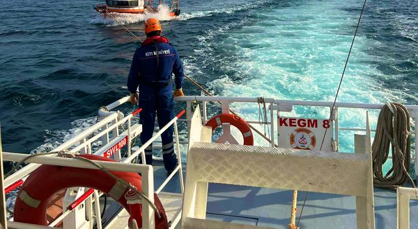 Makineleri arızalanan tekneyi KEGM kurtardı