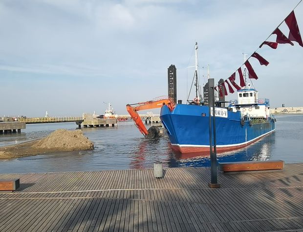 Zonguldak Limanı'nda kum temizliği sürüyor