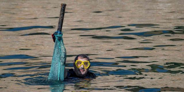 Alanya’da denizde 19 dalgıç 38 kilogram atık topladı