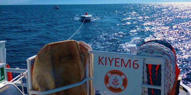 Bodrum açıklarında sürüklenen tekneyi KEGM ekipleri kurtardı