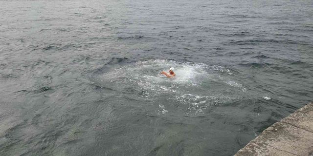 Genç yüzücü Boğaz’daki akıntıya meydan okuyor