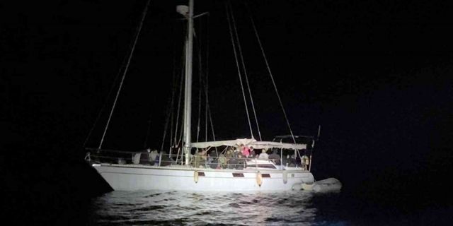 Yelkenli teknede 87 düzensiz göçmen kurtarıldı