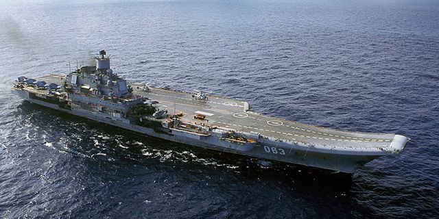 Rus Donanması'nın amiral gemisi Amiral Kuznetsov'da yangın çıktı