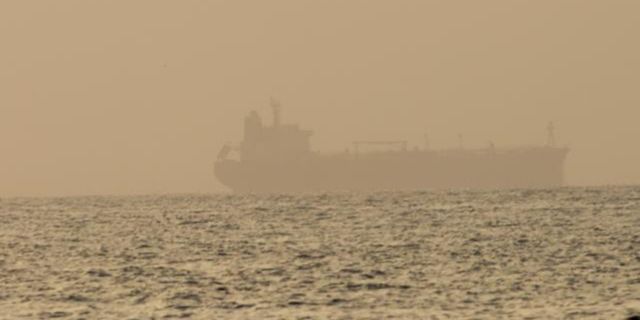 İran, 330 bin litre kaçak akaryakıt taşıyan bir gemiye el koydu