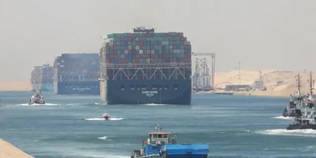 Süveyş Kanalı'ndan geçen gemi sayısı açıklandı