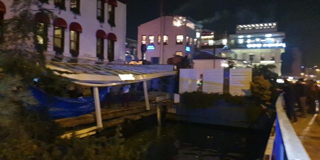 Bebek'te sahilde restoranın iskelesi çöktü müşteriler denize düştü...