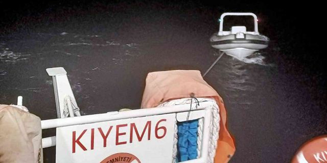 Makine arızası yapan tekneyi KEGM ekipleri kurtardı