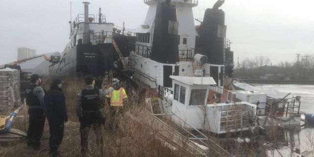 Milwaukee Limanı'nda bir ATB römorkörü kısmen battı