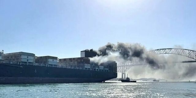 Panama Kanalı'nın Pasifik Girişi Yakınında Konteyner Gemisinde Yangın(video)