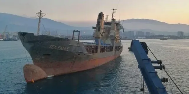 "Sea Eagle" römorkörler yardımıyla İzmir'e götürülüyor