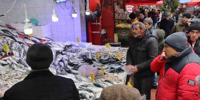 Karadeniz’deki fırtına balık avını aksattı, tezgahlar buzhane balıklarına kaldı