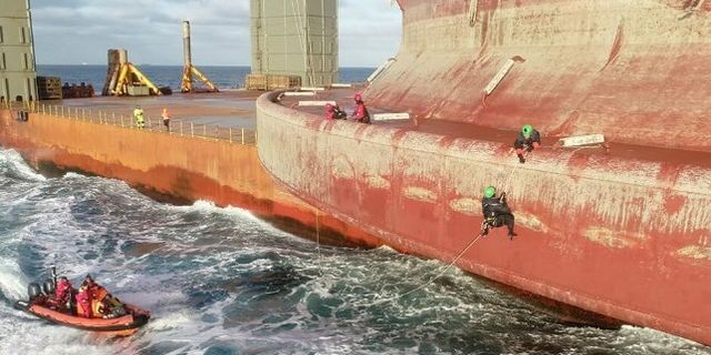 Greenpeace Protestocuları Shell FPSO Taşıyan Gemiye Çıktı
