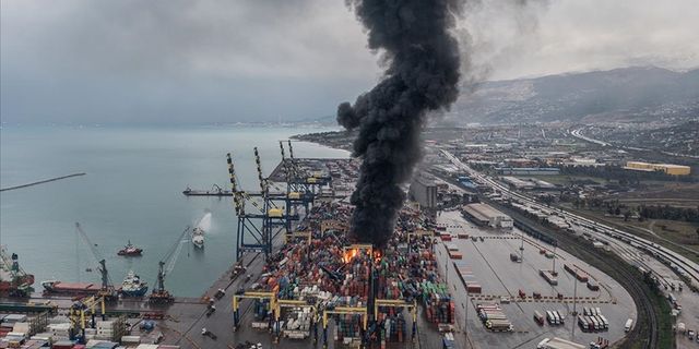 Deprem sonrasında hasar alan İskenderun Limanında yangın