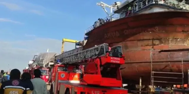 Altınova'da tersanede bulunan gemide yangın çıktı
