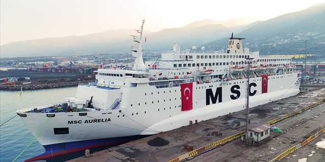 Yardım malzemeleri taşıyan MSC AURELIA, İskenderun Limanı'na yanaştı
