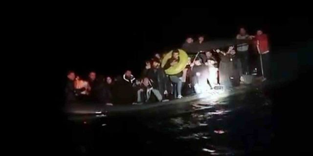 Su alan bottaki göçmenleri Sahil Güvenlik kurtardı