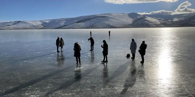 Çıldır Gölü'nü kaplayan buz erimeye başladı