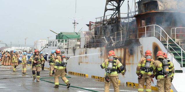 Japonya denizinde Rus balıkçı gemisi yanıyor