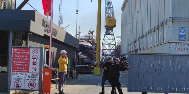 Tuzla'da bir tersanede tamirde bulunan yük gemisinde yangın