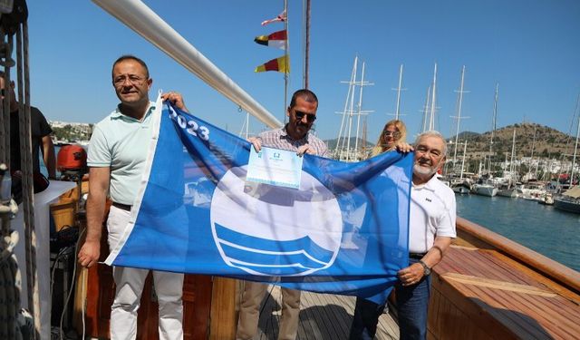 Bodrum'da okul gemisine 'mavi' bayrak
