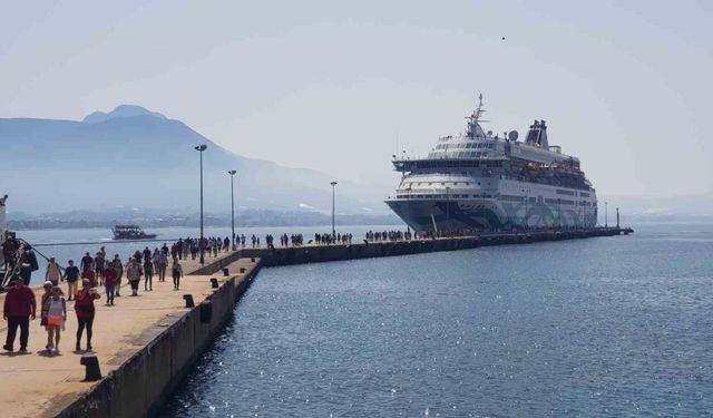 13 yıl aradan sonra İsrailli turist taşıyan ilk gemi Alanya Limanı’na demir attı