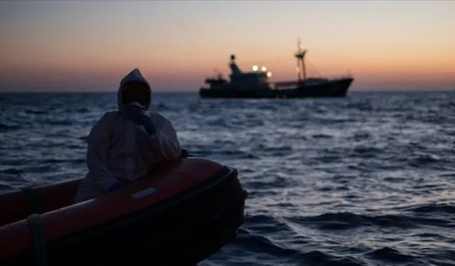Düzensiz göçmenler Akdeniz'de kurtarılmayı bekliyor