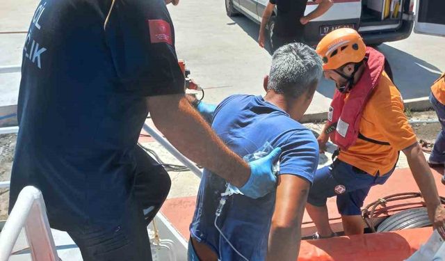 Çanakkale Boğazı’nda balıkçı teknesinde rahatsızlanan personel Kıyı Emniyeti ekiplerince tahliye edildi