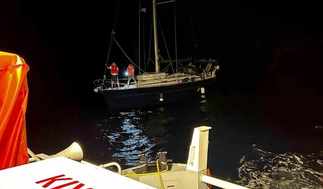 Fethiye’de arızalanan tekneyi KEGM ekipleri kurtardı