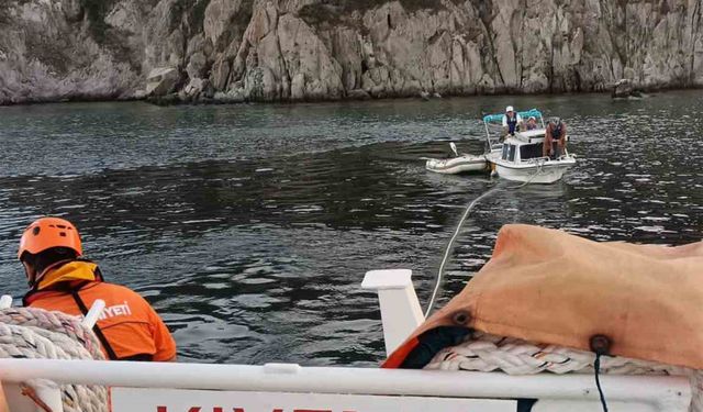 Bodrum Akyarlar açıklarında arızalanan tekneyi KIYEM ekipleri kurtardı