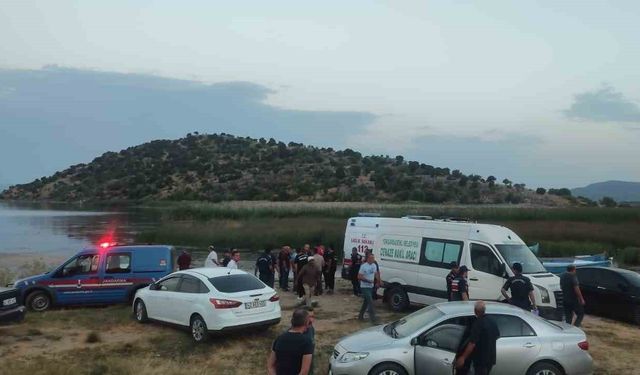 Gölde batan teknedeki 2 kişi kurtuldu, 1 kişinin cansız bedenine ulaşıldı