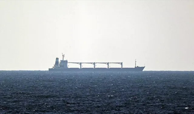 Rus savaş gemisi Karadeniz’de kuru yük gemisine uyarı ateşi açtı