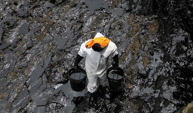 Tayland açıklarındaki petrol sızıntısı temizleniyor