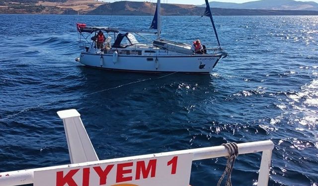 Çanakkale Boğazı’nda sürüklenen 15 metrelik tekne kurtarıldı