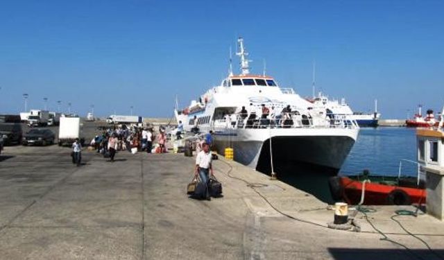 Taşucu Açıklarında Bekletilen gemide mahsur kalan TIR'cılar yardım bekliyor.