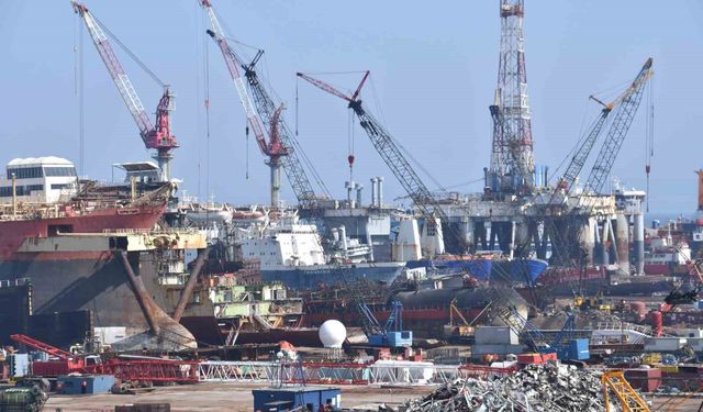 İzmir’deki gemi söküm merkezinde, dev gemiler geri dönüşüme kazandırılıyor