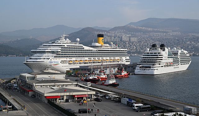 İki kruvaziyer İzmir Limanına yanaştı, turist hareketliliği yaşandı