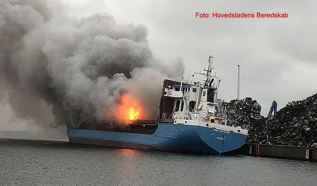 Danimarka'ya ait kargo gemisi Kopenhag'da yandı