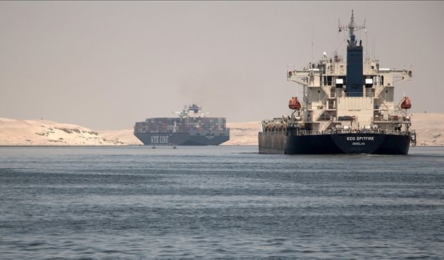 Mısır, 2024'te Süveyş Kanalı'ndan geçiş ücretini yüzde 5 ila 15 artıracak