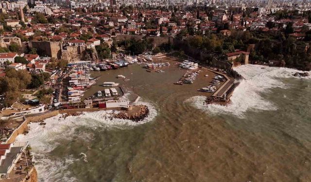 Antalya’da 1’i tur, 3 teknenin battığı liman havadan görüntülendi