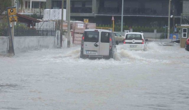 Balıkesir’de sel suları denizi bulandırdı, kabaran deniz yollara taştı