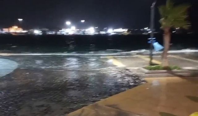 İzmir’de fırtına etkili oluyor: Dalgalar kıyıya vurdu, deniz taştı